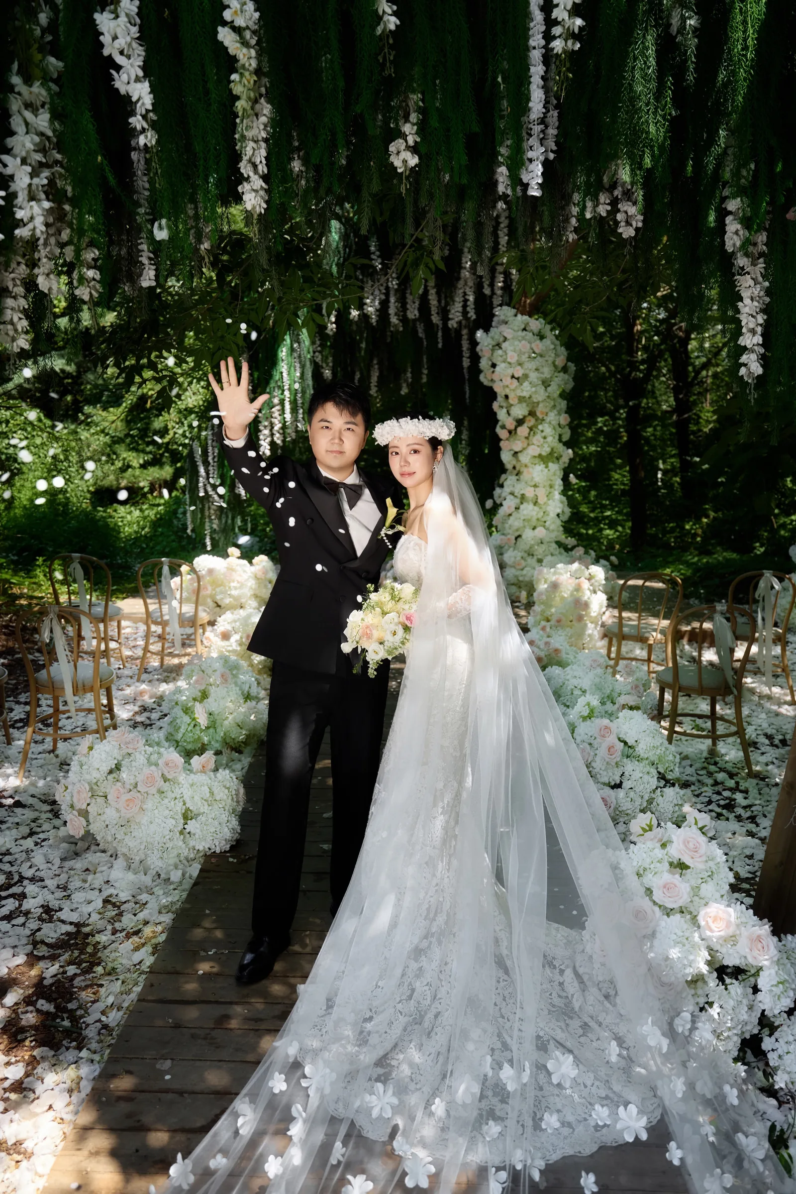 新人在花园婚礼现场