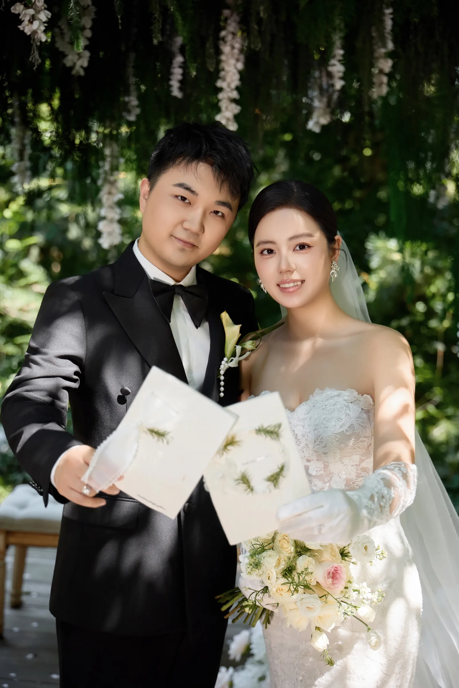 李琪与付梦薇手持邀请信
